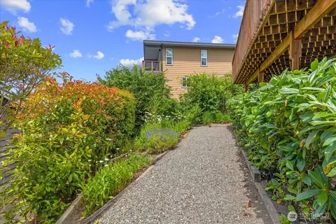 Exterior - 809 Spruce Pl, Edmonds, WA 98020 photo 8 of 9