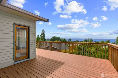 Exterior - 809 Spruce Pl, Edmonds, WA 98020 photo 3 of 9