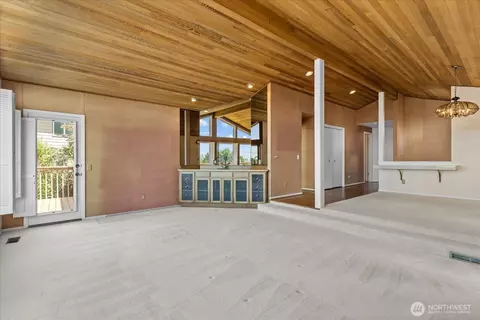 Living - 809 Spruce Pl, Edmonds, WA 98020 photo 2 of 3