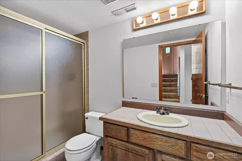 Bath - 809 Spruce Pl, Edmonds, WA 98020 photo 4 of 4