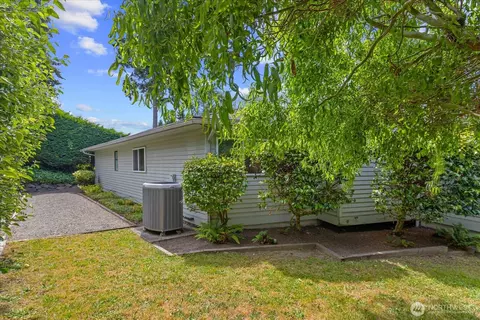 Exterior - 809 Spruce Pl, Edmonds, WA 98020 photo 7 of 9