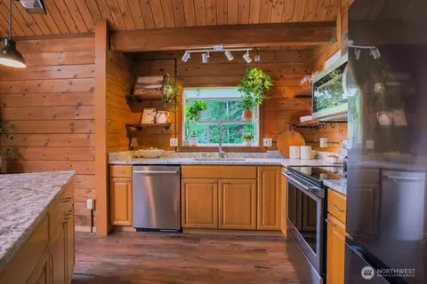 Kitchen - 18315 Pioneer Way E, Orting, WA 98360 photo 1 of 3