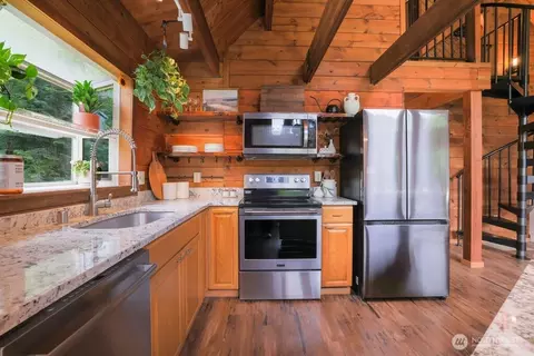 Kitchen - 18315 Pioneer Way E, Orting, WA 98360 photo 2 of 3