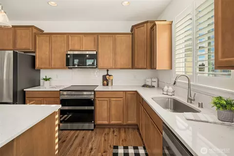 Kitchen - 2401 E 16th St, Bremerton, WA 98310 photo 3 of 4