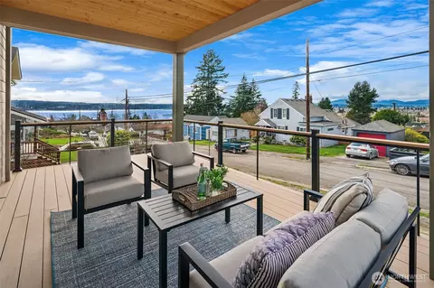 Exterior - 2401 E 16th St, Bremerton, WA 98310 photo 2 of 3