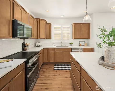 Kitchen - 2401 E 16th St, Bremerton, WA 98310 photo 2 of 4