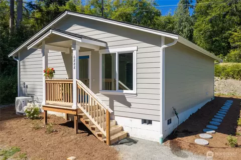 6888 Helena St, Clinton, WA 98236