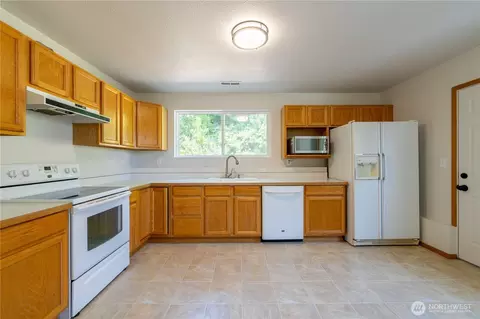 Kitchen - 1127 204th Pl SE, Bothell, WA 98012 photo 5 of 6