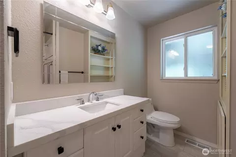 Bath - 1127 204th Pl SE, Bothell, WA 98012 photo 2 of 5