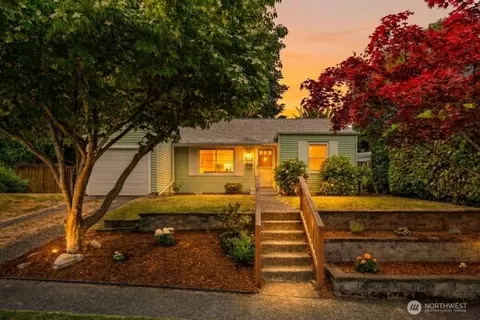 8221 23rd Ave NE, Seattle, WA 98115
