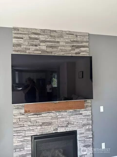 Living - 7030 Lower Ridge Rd, Everett, WA 98203 photo 3 of 3
