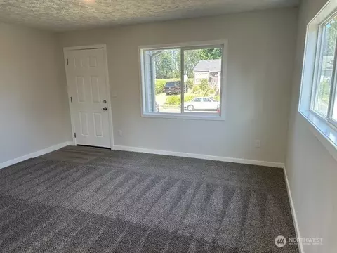Living - 210 24th Ave, Longview, WA 98632 photo 4 of 4