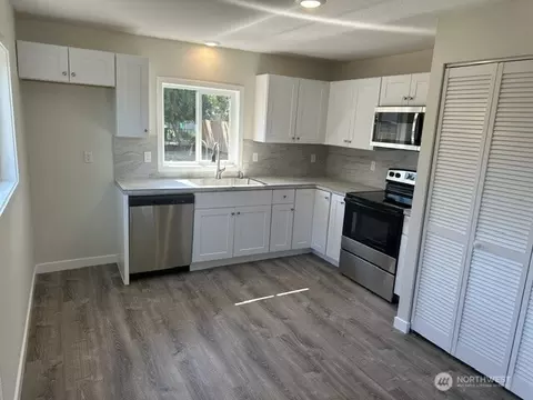 Kitchen - 210 24th Ave, Longview, WA 98632 photo 2 of 4