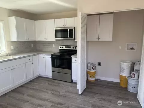 Kitchen - 210 24th Ave, Longview, WA 98632 photo 4 of 4