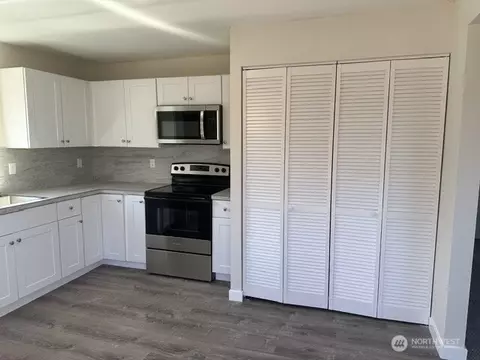 Kitchen - 210 24th Ave, Longview, WA 98632 photo 3 of 4