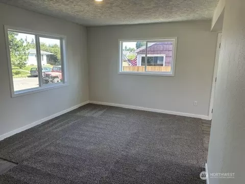 Living - 210 24th Ave, Longview, WA 98632 photo 3 of 4