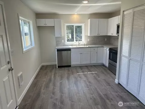 Kitchen - 210 24th Ave, Longview, WA 98632 photo 1 of 4