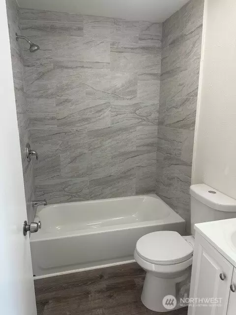 Bath - 210 24th Ave, Longview, WA 98632 photo 1 of 3