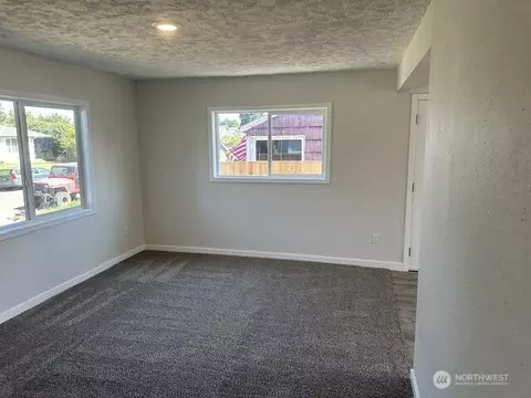 Living - 210 24th Ave, Longview, WA 98632 photo 2 of 4