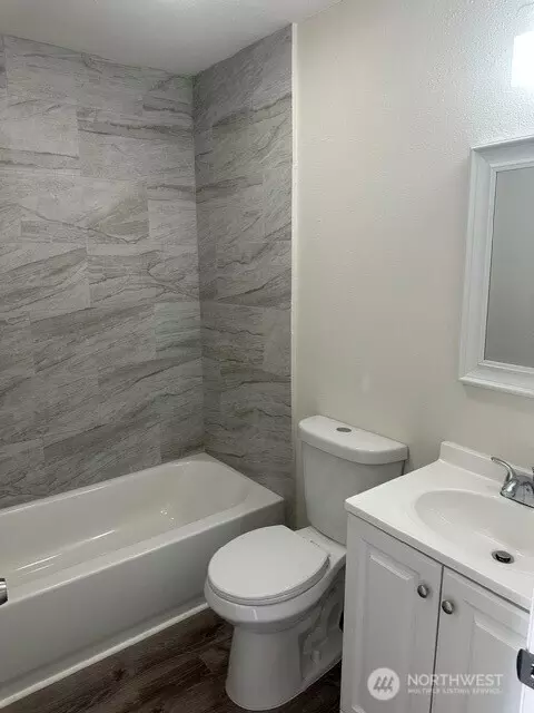 Bath - 210 24th Ave, Longview, WA 98632 photo 2 of 3