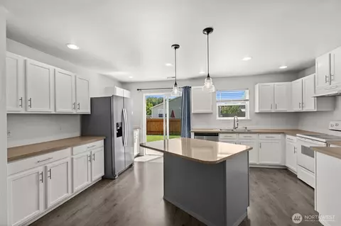 Kitchen - 212 Mazza St NE, Orting, WA 98360 photo 3 of 4
