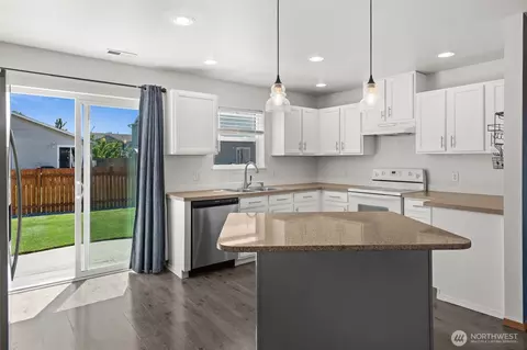 Kitchen - 212 Mazza St NE, Orting, WA 98360 photo 2 of 4