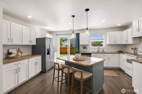 Kitchen - 212 Mazza St NE, Orting, WA 98360 photo 1 of 4