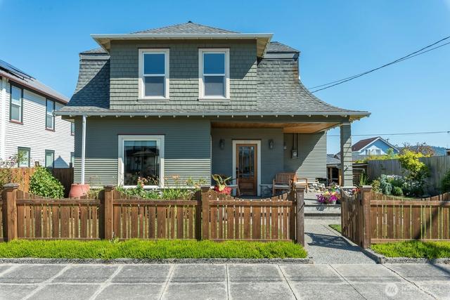 1118 4th St, Anacortes, WA 98221