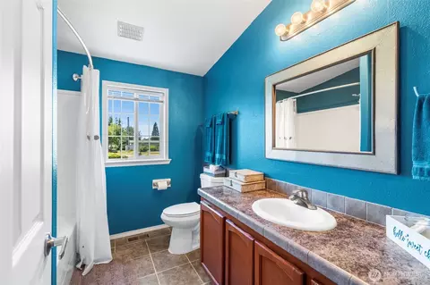Bath - 4919 G Loop Rd, Bow, WA 98232 photo 3 of 5