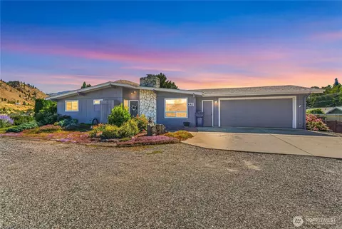 221 Olive St, Cashmere, WA 98815