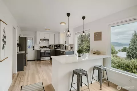 7528 S Lakeridge Dr, Seattle, WA 98178