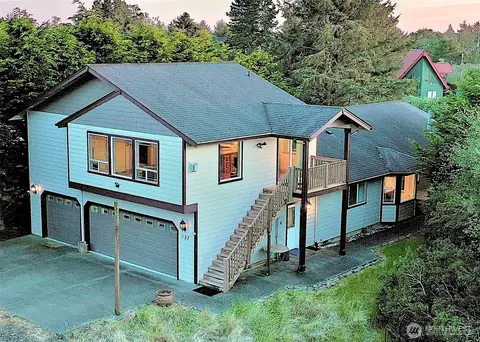 137 N Razor Clam Dr SW, Ocean Shores, WA 98569