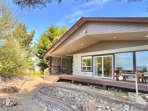 137 N Razor Clam Dr SW, Ocean Shores, WA 98569