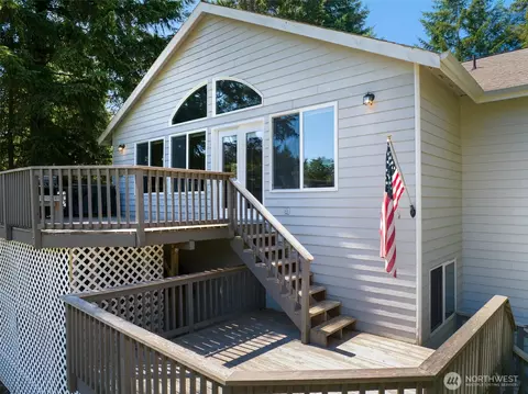 Exterior - 191 E Vine Maple Ln, Union, WA 98592 photo 4 of 7