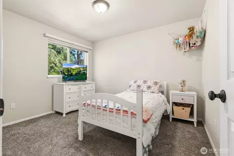 Bedroom - 191 E Vine Maple Ln, Union, WA 98592 photo 4 of 6