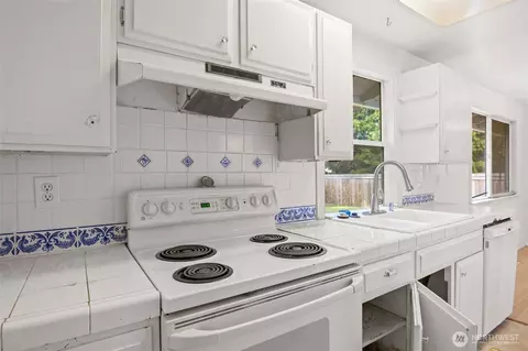 Kitchen - 9220 NE 191st St, Bothell, WA 98011 photo 3 of 5