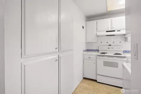Kitchen - 9220 NE 191st St, Bothell, WA 98011 photo 2 of 5