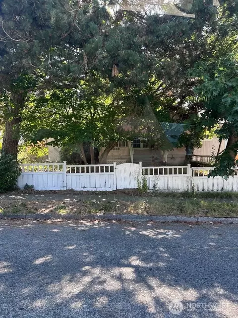 6808 40th Ave NE, Seattle, WA 98103