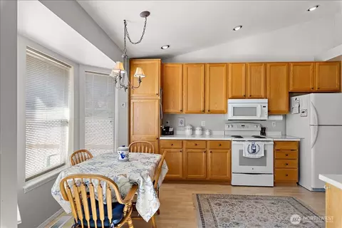 Kitchen - 5106 149th St SE, Everett, WA 98208 photo 3 of 3