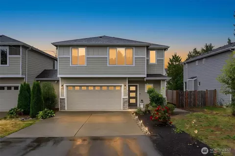 423 205th St SW #B, Lynnwood, WA 98036