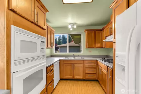 Kitchen - 10842 NE 149th St, Bothell, WA 98011 photo 1 of 2