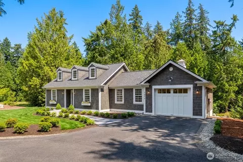 7077 NE Ridge Ln, Bainbridge Island, WA 98110