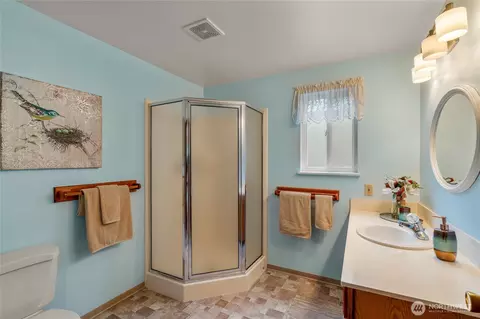 Bath - 8811 187th St NE, Bothell, WA 98011 photo 1 of 3