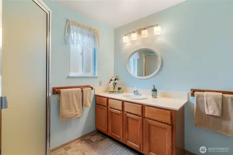 Bath - 8811 187th St NE, Bothell, WA 98011 photo 2 of 3