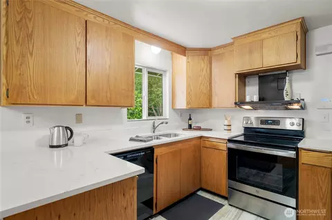 Kitchen - 8811 187th St NE, Bothell, WA 98011 photo 3 of 4