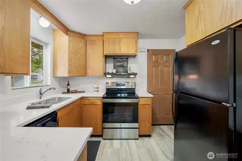 Kitchen - 8811 187th St NE, Bothell, WA 98011 photo 2 of 4