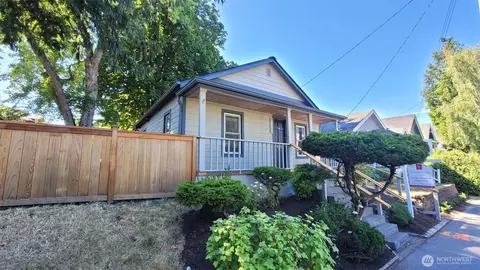 5621 Brooklyn Ave NE, Seattle, WA 98105