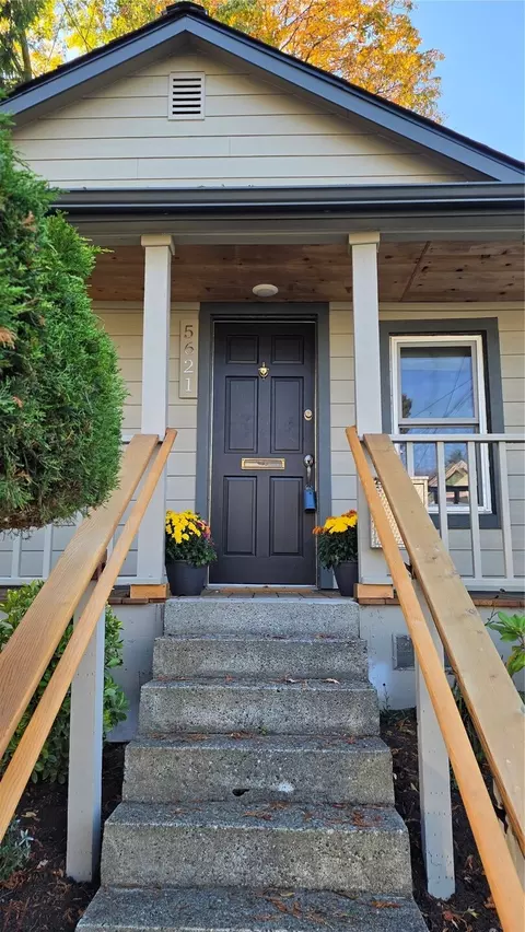 5621 Brooklyn Ave NE, Seattle, WA 98105