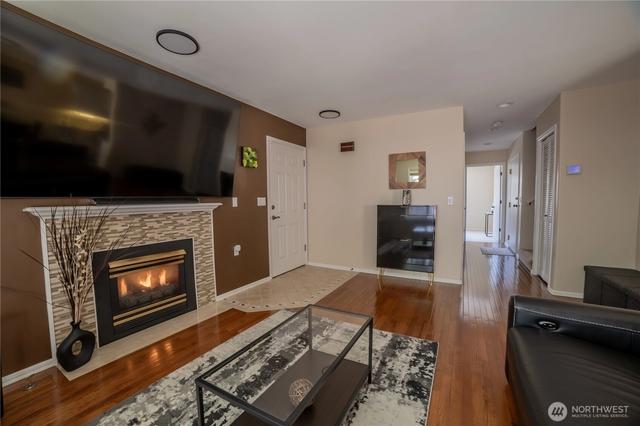15633 44th Ave W #B-1, Lynnwood, WA 98087