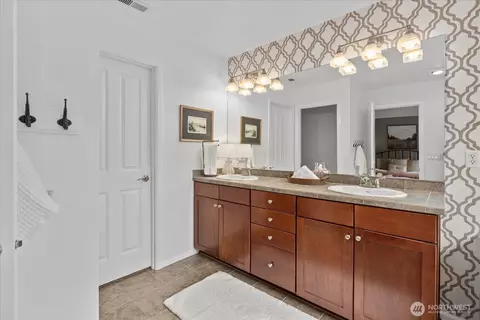 Bath - 16118 35th Dr SE, Bothell, WA 98012 photo 2 of 4